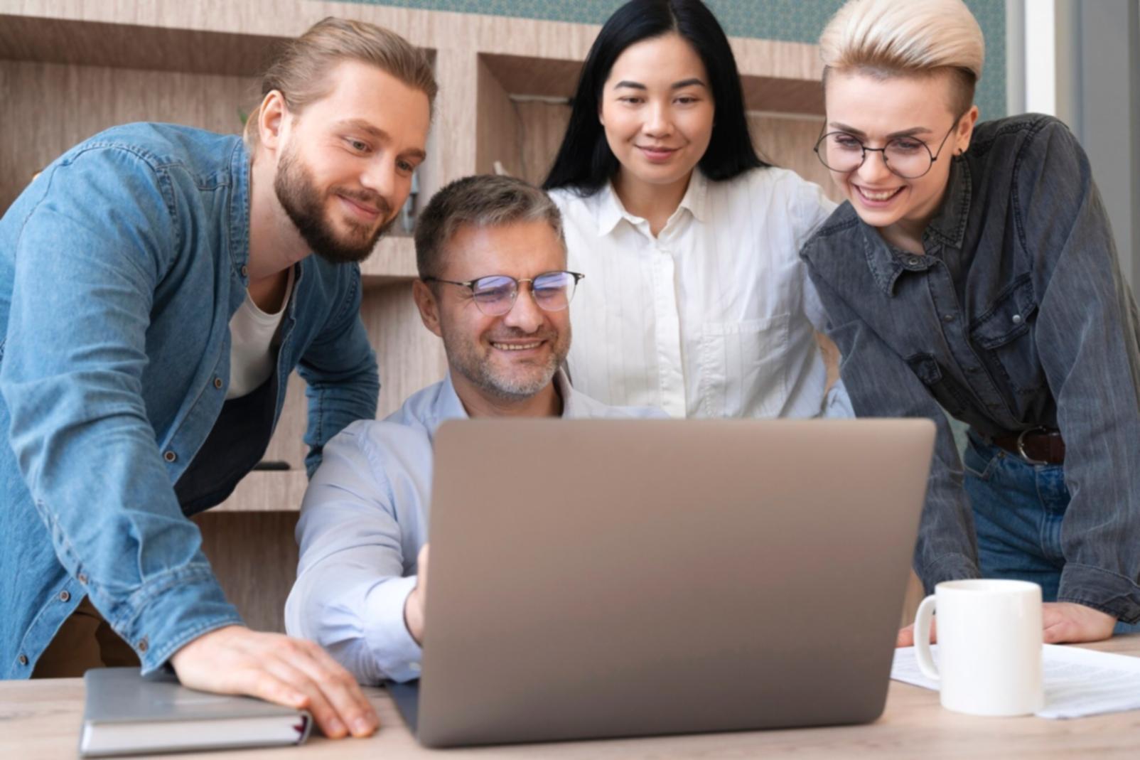 Equipo de mariventhila trabajando en colaboración durante una sesión de formación continua